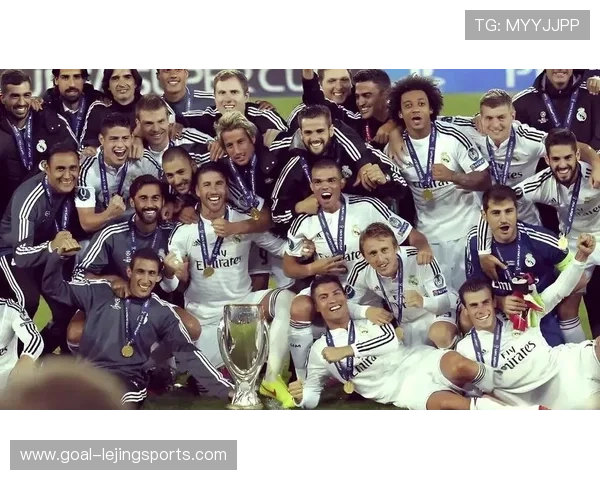 足球老一代球星珍贵合影视频 重温传奇岁月见证经典瞬间